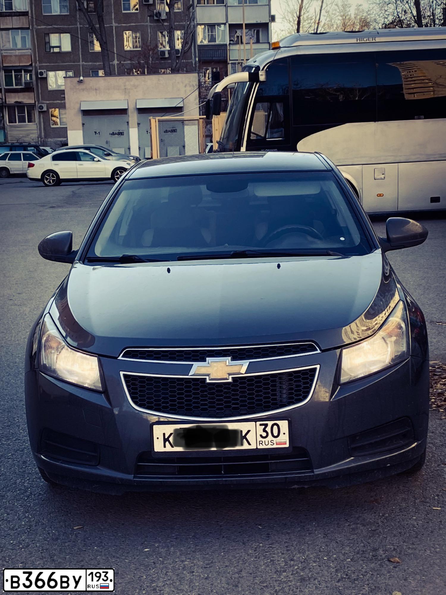 Фото автомобиля CHEVROLET CRUZE, 2010 — госномер Е150СЕ126. Цвет: СЕРЫЙ МЕТАЛЛИК