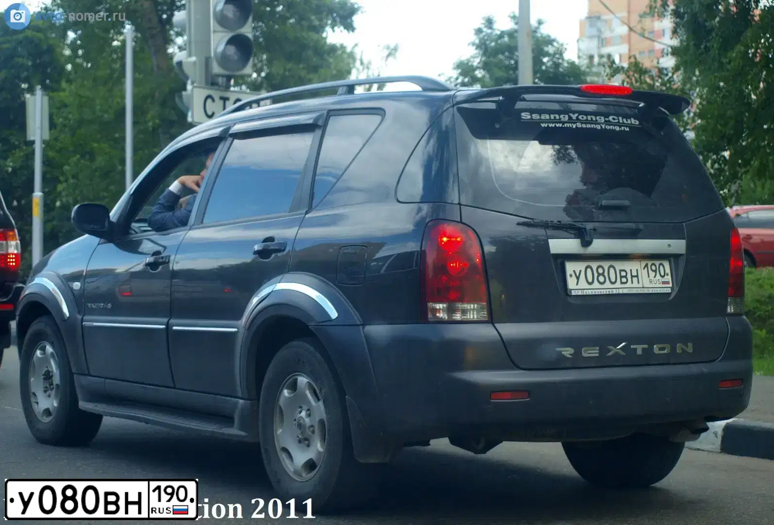 Фото автомобиля SSANGYONG REXTON, 2007 — госномер У080ВН190. Цвет: КРАСНЫЙ