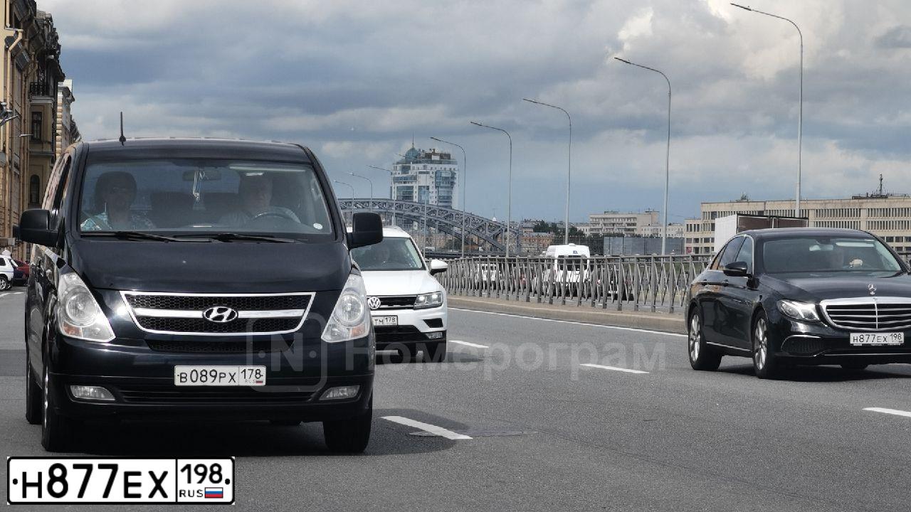 Фото автомобиля MERCEDES E-KLASSE, 2019 — госномер Н877ЕХ198. Цвет: ЧЕРНЫЙ