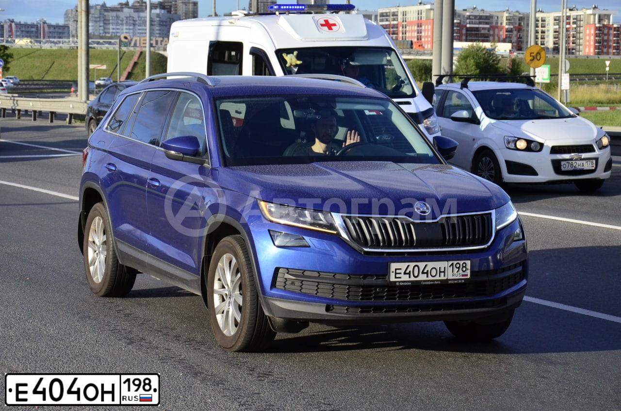 Фото автомобиля SKODA KODIAQ, 2019 — госномер Е404ОН198. Цвет: синий