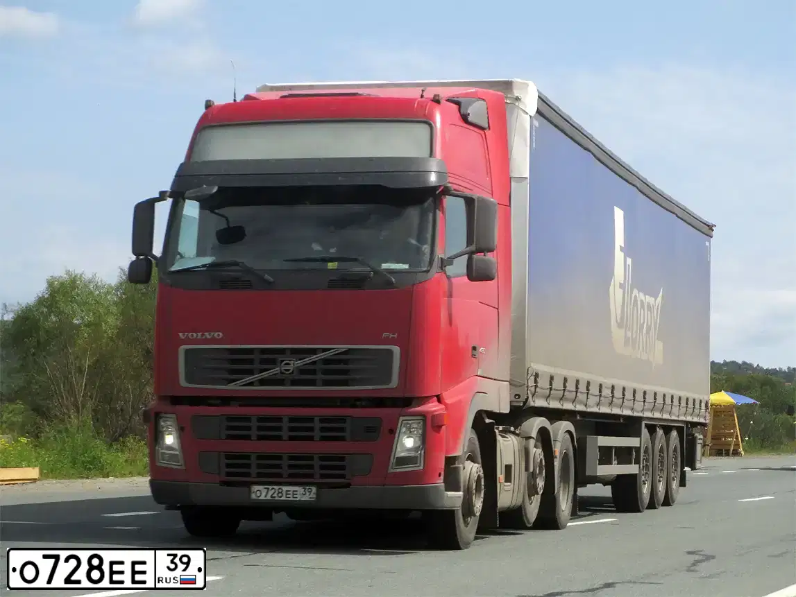 Фото автомобиля VOLVO SERIE FH /6X2/, 2008 — госномер О728ЕЕ39. Цвет: КРАСНЫЙ