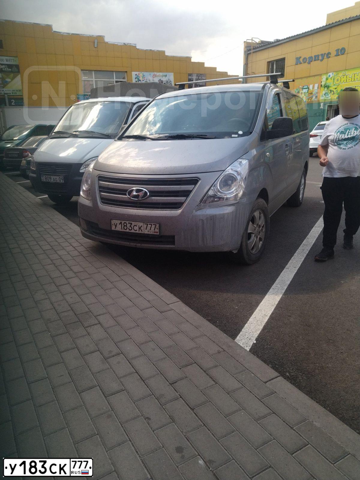 Фото автомобиля HYUNDAI GRAND STAREX, 2016 — госномер У183СК777. Цвет: СЕРЫЙ