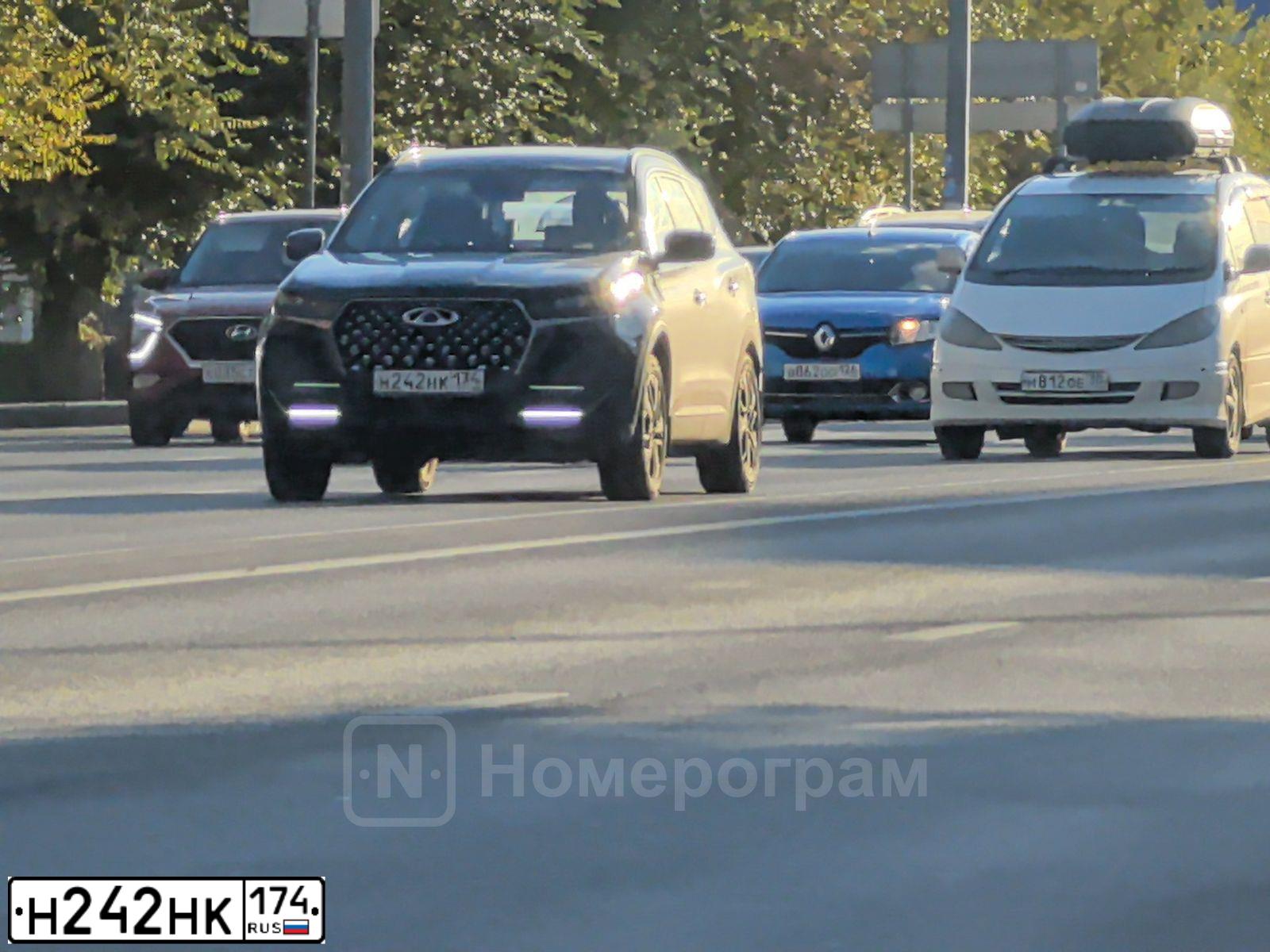 Фото автомобиля SKODA YETI, 2010 — госномер Х323ЕМ761. Цвет: Красный