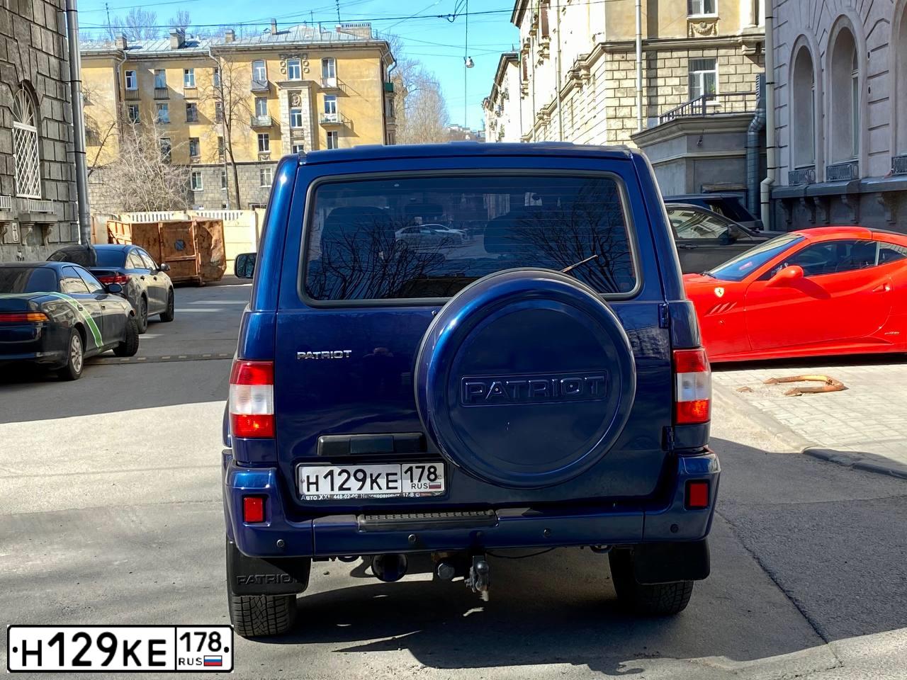 Фото автомобиля UAZ 3163 PATRIOT, 2012 — госномер Р404ОО198. Цвет: ОКЕАН МЕТАЛЛИК