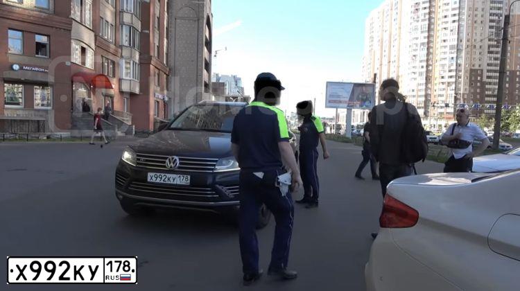 Фото автомобиля VOLKSWAGEN TOUAREG, 2017 — госномер Х992КУ178. Цвет: ТЕМНО-СИНИЙ