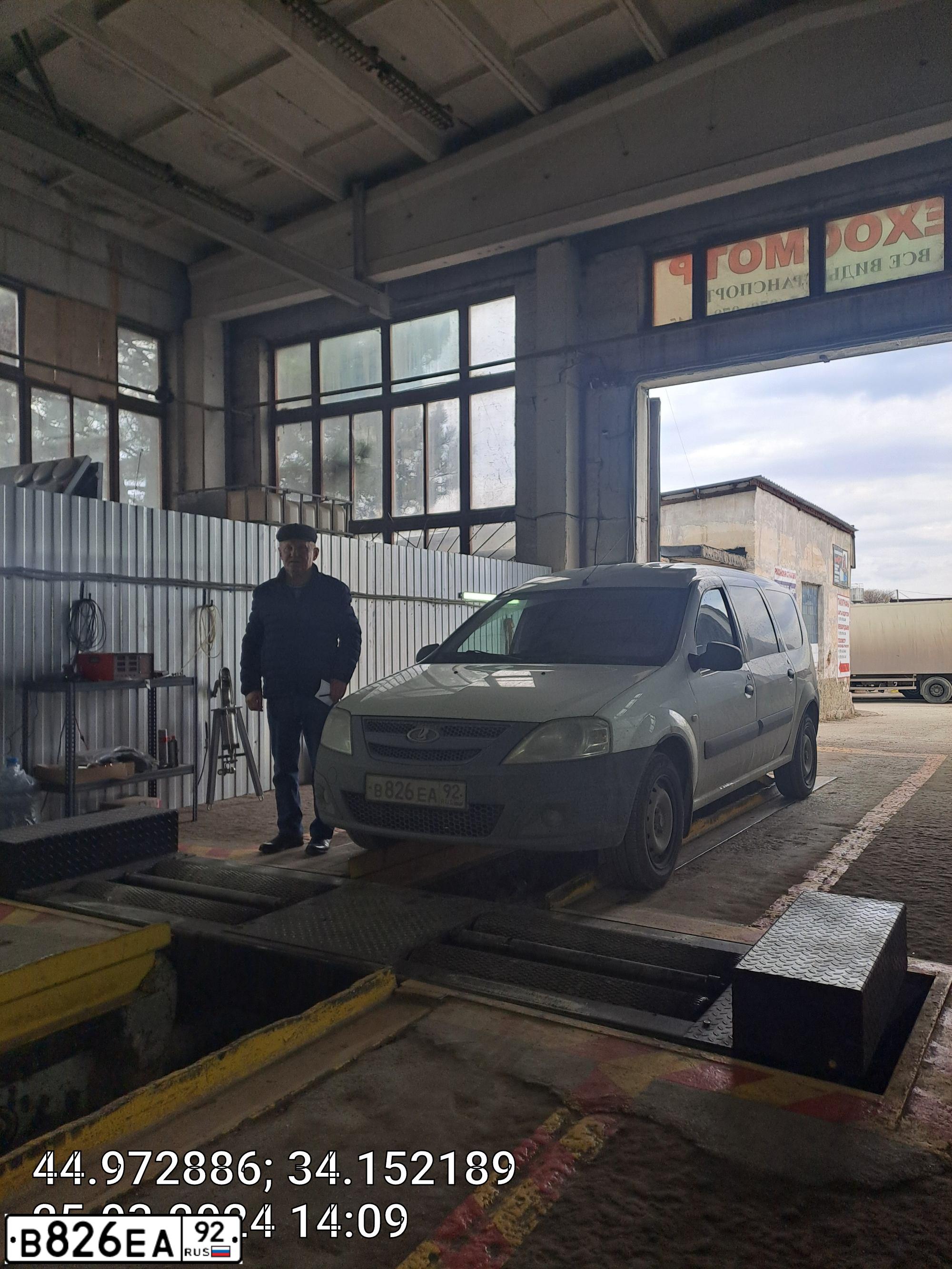 Фото автомобиля LADA LARGUS, 2018 — госномер В826ЕА92. Цвет: Белый
