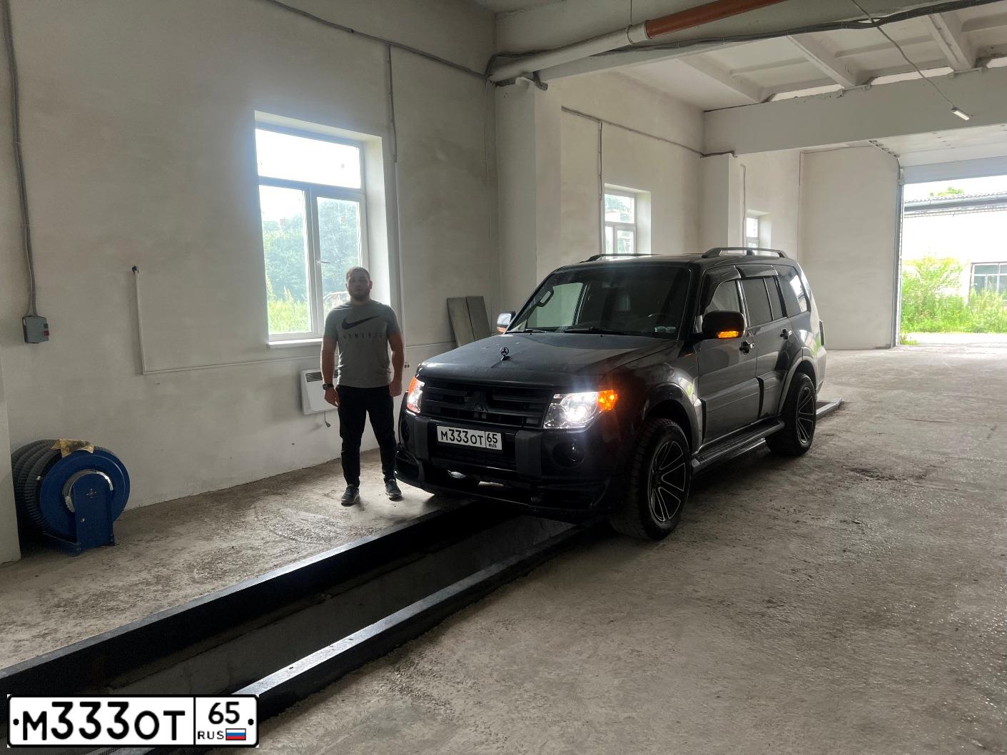 Фото автомобиля LEXUS LX, 2012 — госномер М333ОТ65. Цвет: ЧЕРНЫЙ