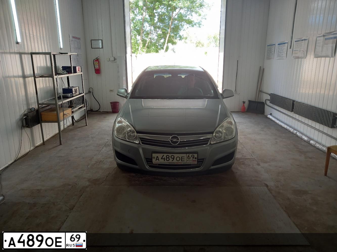 Фото автомобиля OPEL ASTRA, 2010 — госномер А489ОЕ69. Цвет: СЕРЫЙ