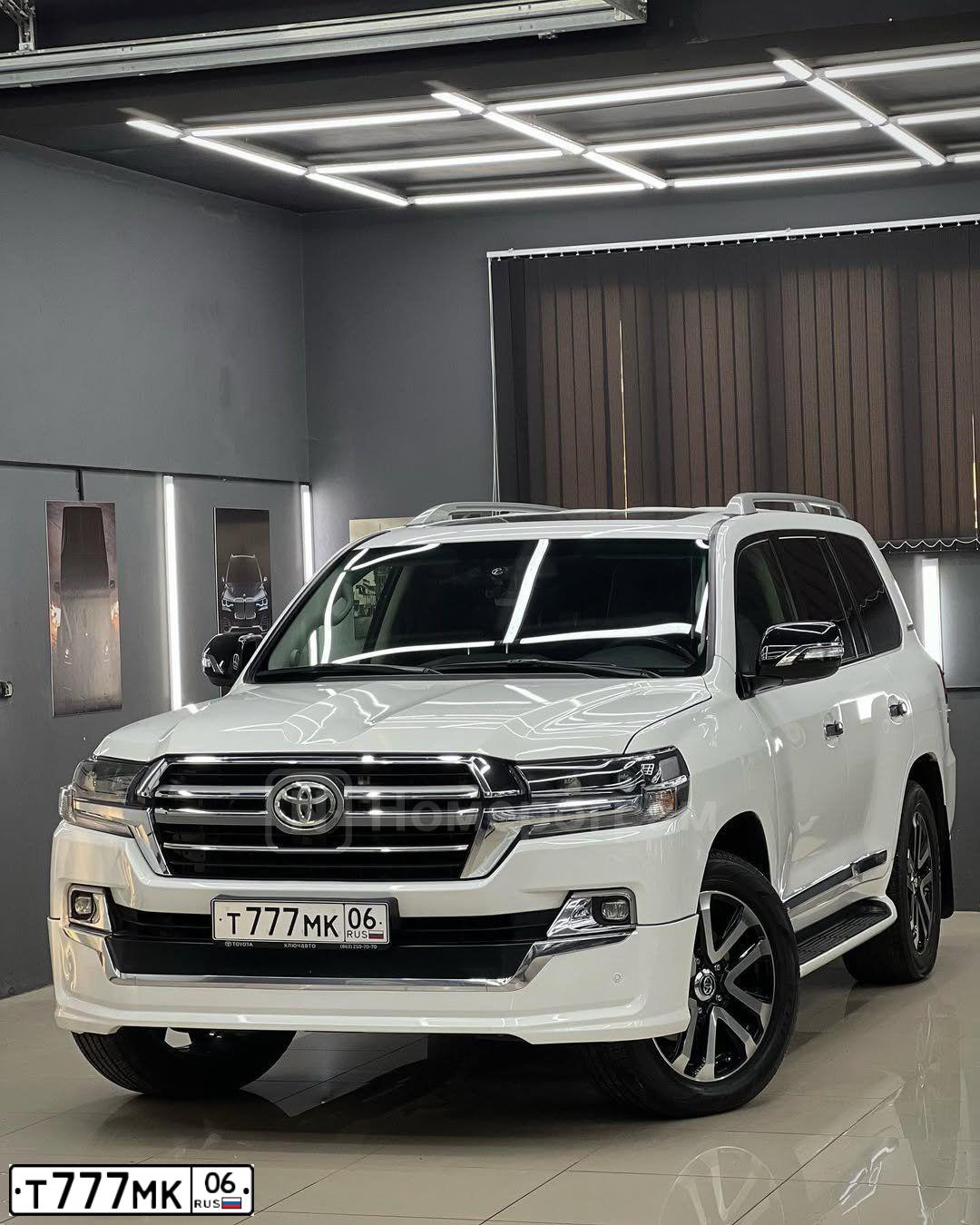 Фото автомобиля TOYOTA LANDCRUISER 200, 2011 — госномер Т777МК06. Цвет: Белый