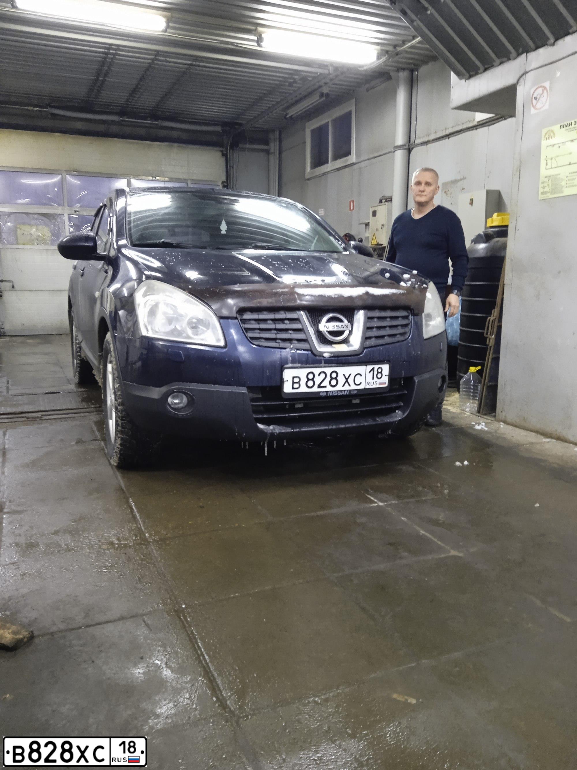 Фото автомобиля NISSAN QASHQAI, 2008 — госномер В828ХС18. Цвет: Темно-синий