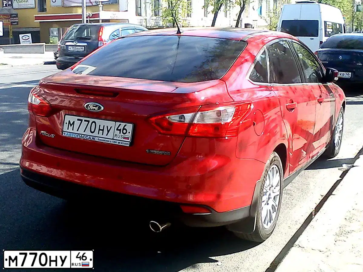 Фото автомобиля FORD FOCUS, 2011 — госномер М770НУ46. Цвет: Красный