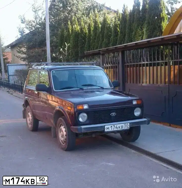 Фото автомобиля LADA NIVA, 2013 — госномер Е383ВХ11. Цвет: ТЕМНО-ВИШНЕВЫЙ
