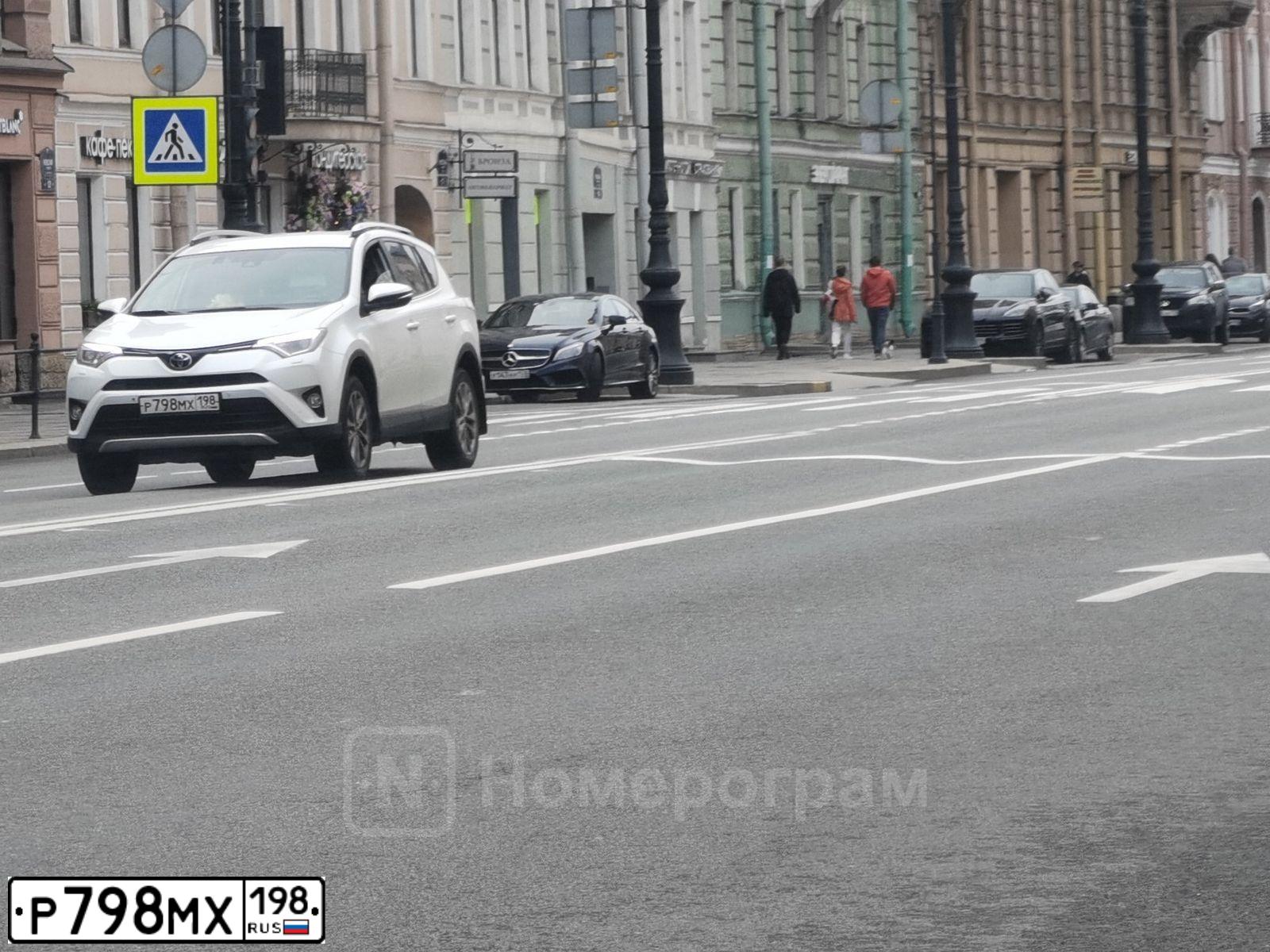 Фото автомобиля TOYOTA RAV4, 2018 — госномер Р798МХ198. Цвет: БЕЛЫЙ ПЕРЛАМУТР