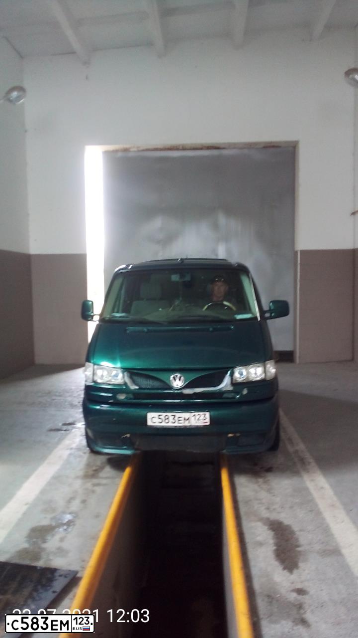 Фото автомобиля VOLKSWAGEN TRANSPORTER, 1998 — госномер С583ЕМ123. Цвет: ЗЕЛЕНЫЙ
