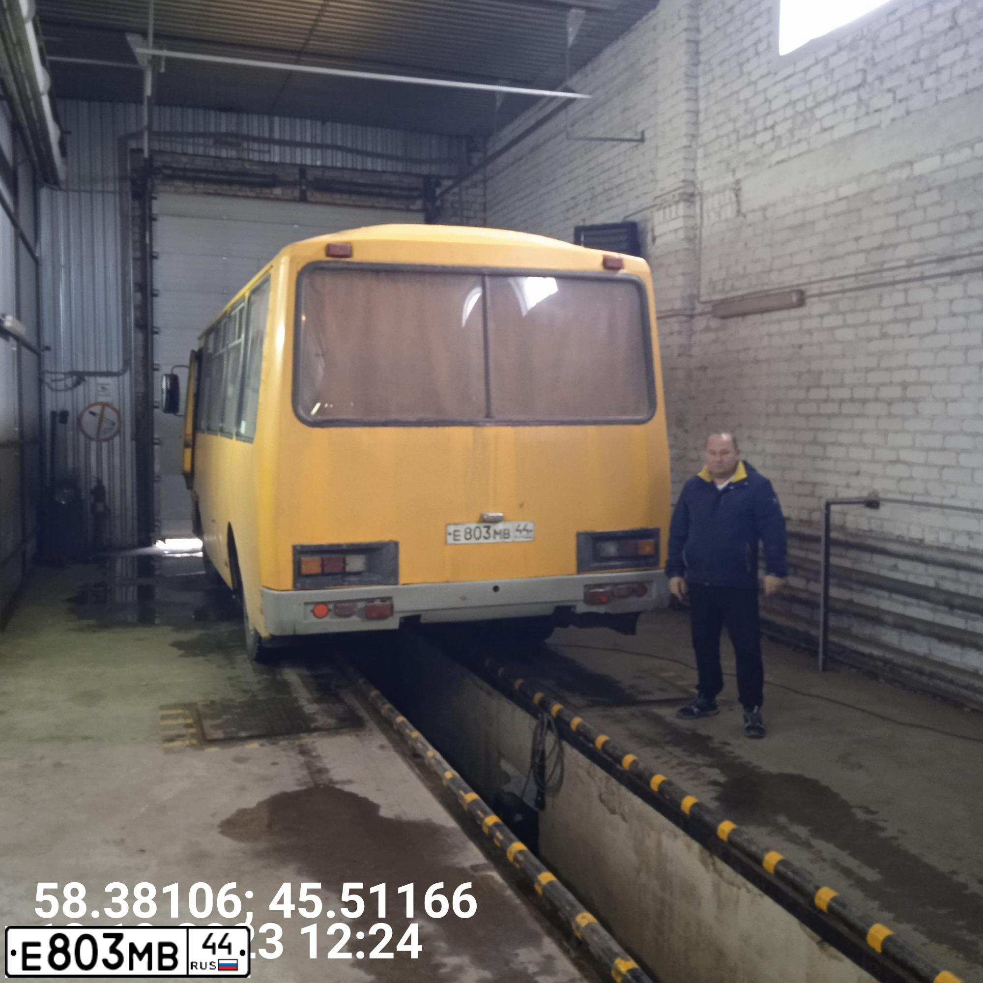 Фото автомобиля PAZ 3205, 2006 — госномер Е803МВ44. Цвет: ЖЕЛТЫЙ