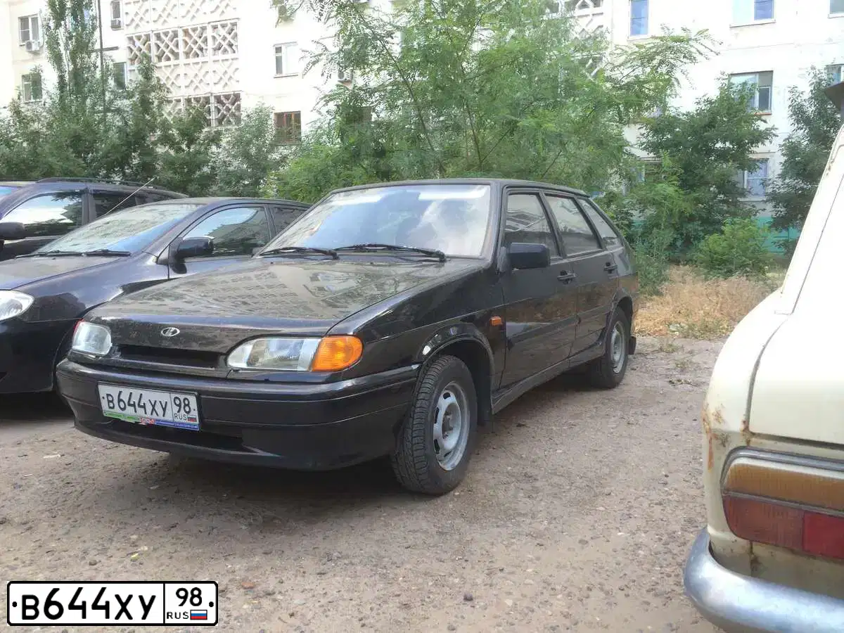 Фото автомобиля LADA 2114 SAMARA, 2010 — госномер Х137МВ30. Цвет: СИНЕ-ЧЕРНЫЙ