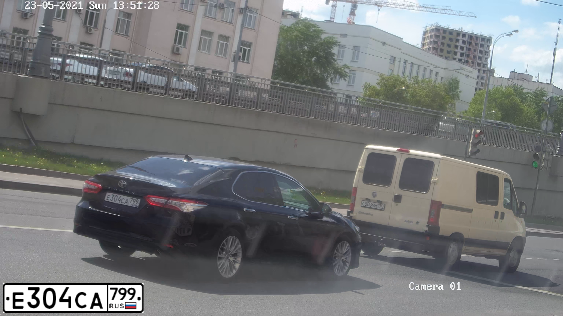 Фото автомобиля TOYOTA CAMRY, 2019 — госномер Е304СА799. Цвет: ЧЕРНЫЙ МЕТАЛЛИК