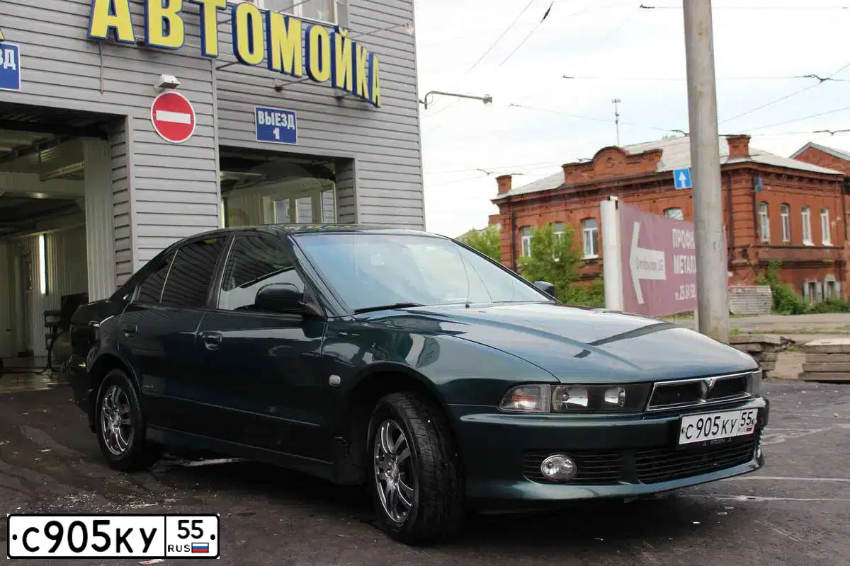 Фото автомобиля MITSUBISHI GALANT, 2002 — госномер Т909УМ177. Цвет: ЗЕЛЕНЫЙ