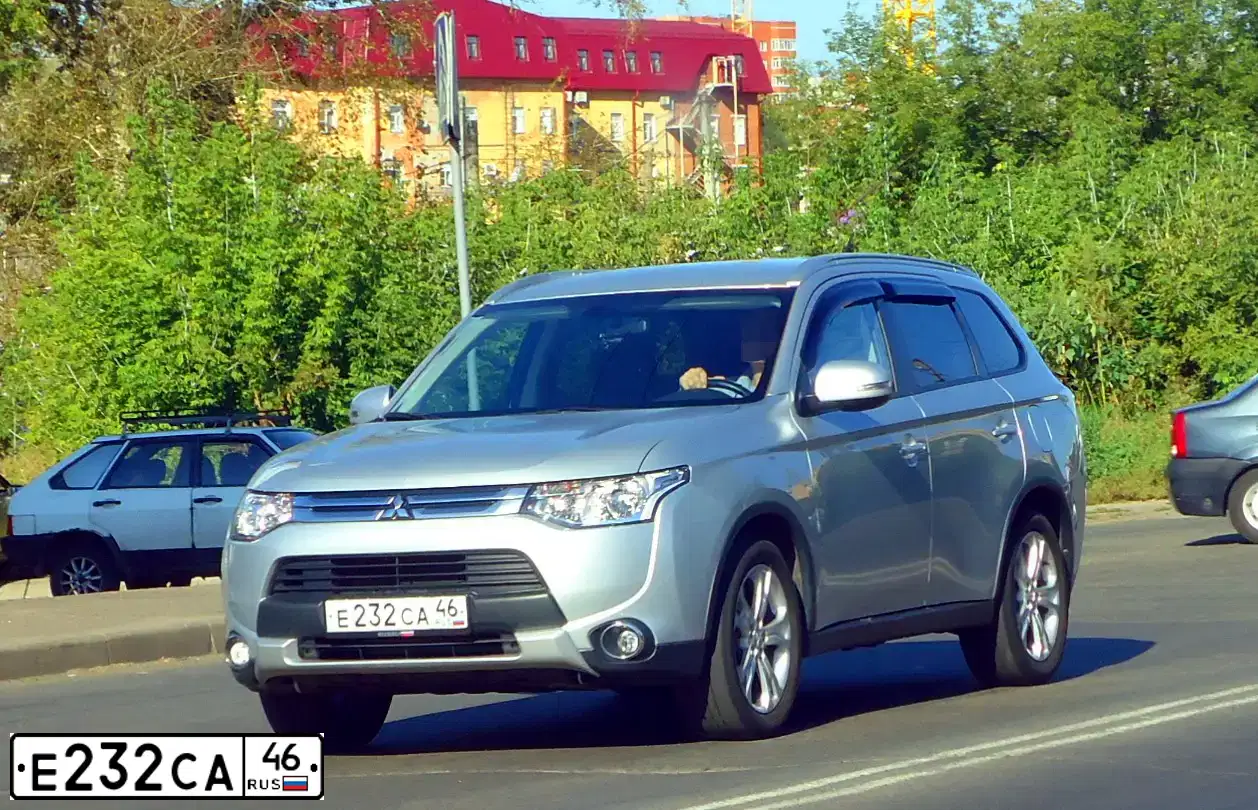 Фото автомобиля MITSUBISHI OUTLANDER, 2014 — госномер Р834СО46. Цвет: СЕРЕБРИСТЫЙ