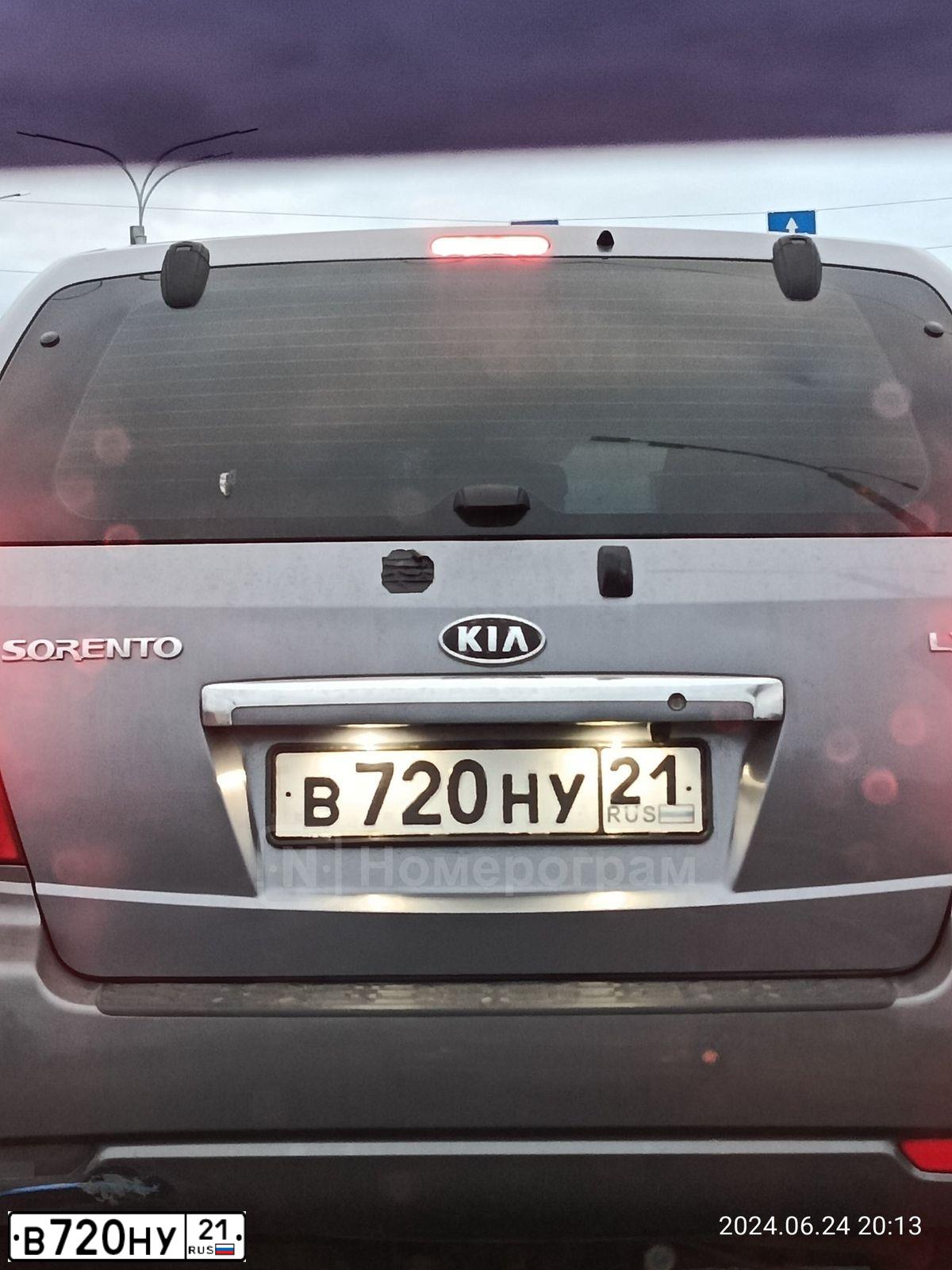 Фото автомобиля KIA SORENTO, 2007 — госномер В720НУ21. Цвет: ТЕМНО-СЕРЫЙ