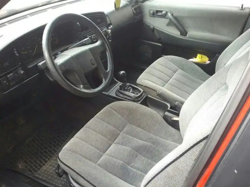 Фото автомобиля VOLKSWAGEN PASSAT, 1989 — госномер К089НВ178. Цвет: Красный