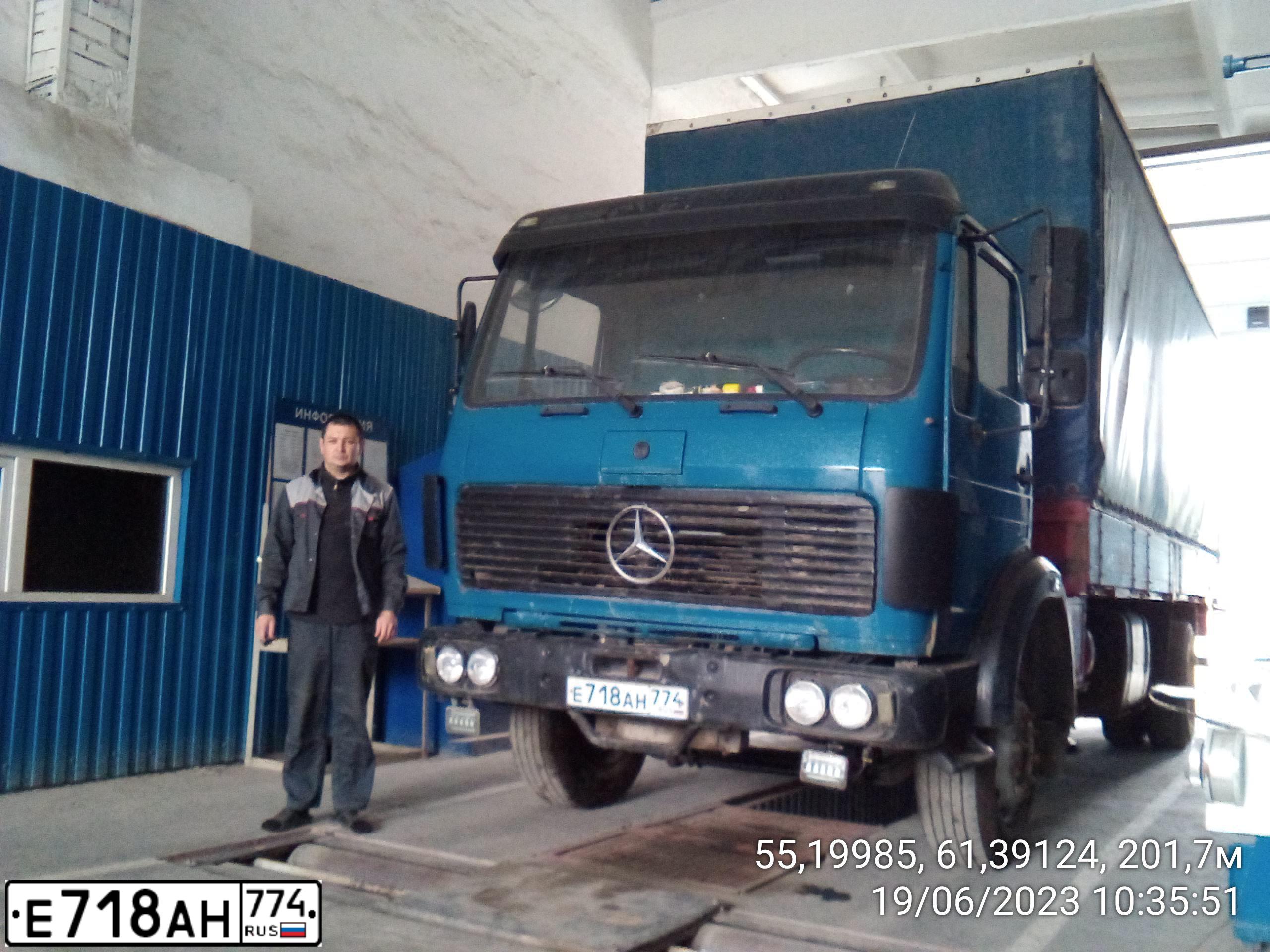 Фото автомобиля MERCEDES 1600-SERIE, 1987 — госномер Е718АН774. Цвет: синий
