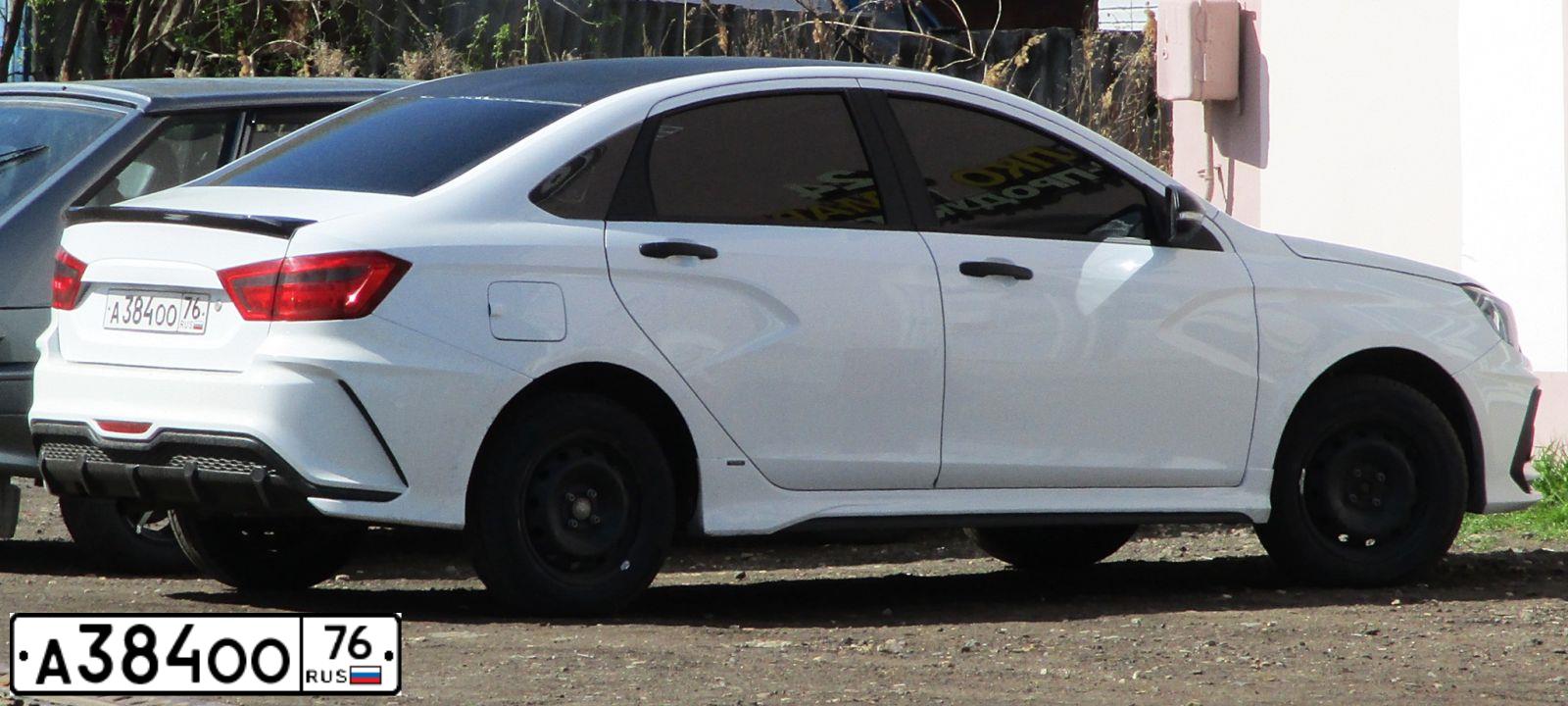 Фото автомобиля LADA VESTA, 2017 — госномер А384ОО76. Цвет: БЕЛЫЙ