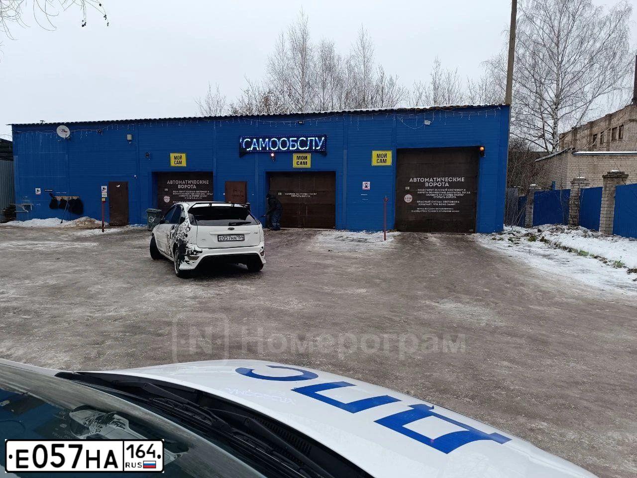 Фото автомобиля FORD FOCUS, 2006 — госномер Е057НА164. Цвет: Белый
