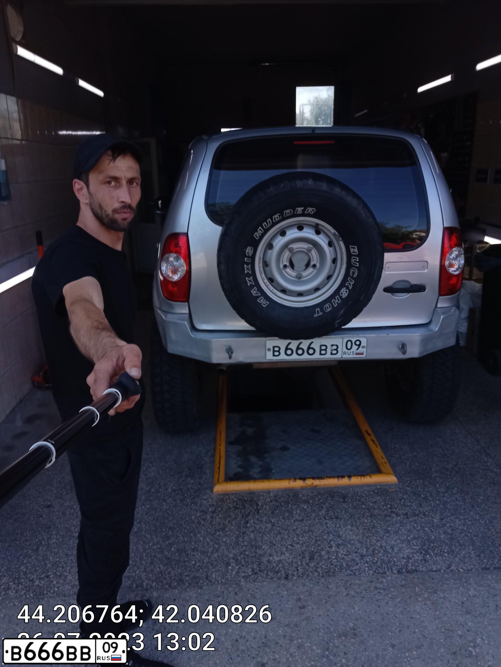 Фото автомобиля CHEVROLET NIVA, 2009 — госномер К999КК09. Цвет: Светло-Серебристый металлик
