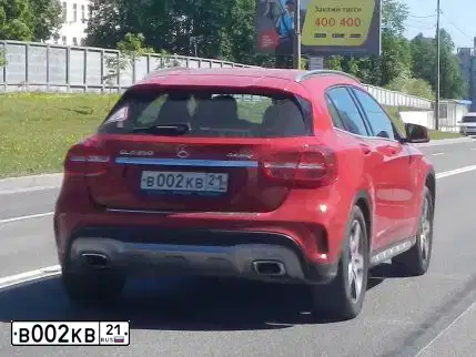Фото автомобиля MERCEDES GLA-KLASSE, 2015 — госномер В002КВ21. Цвет: КРАСНЫЙ