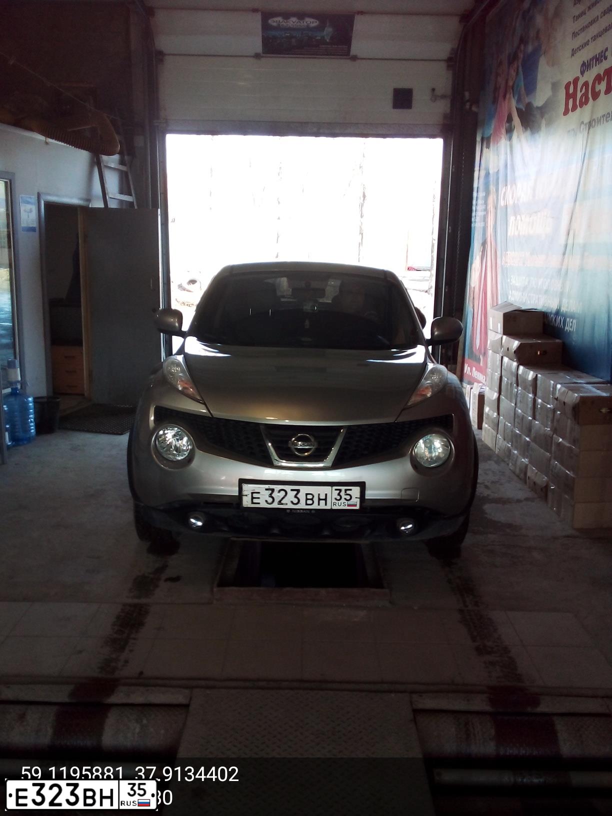 Фото автомобиля NISSAN JUKE, 2013 — госномер Е323ВН35. Цвет: СЕРЕБРИСТЫЙ