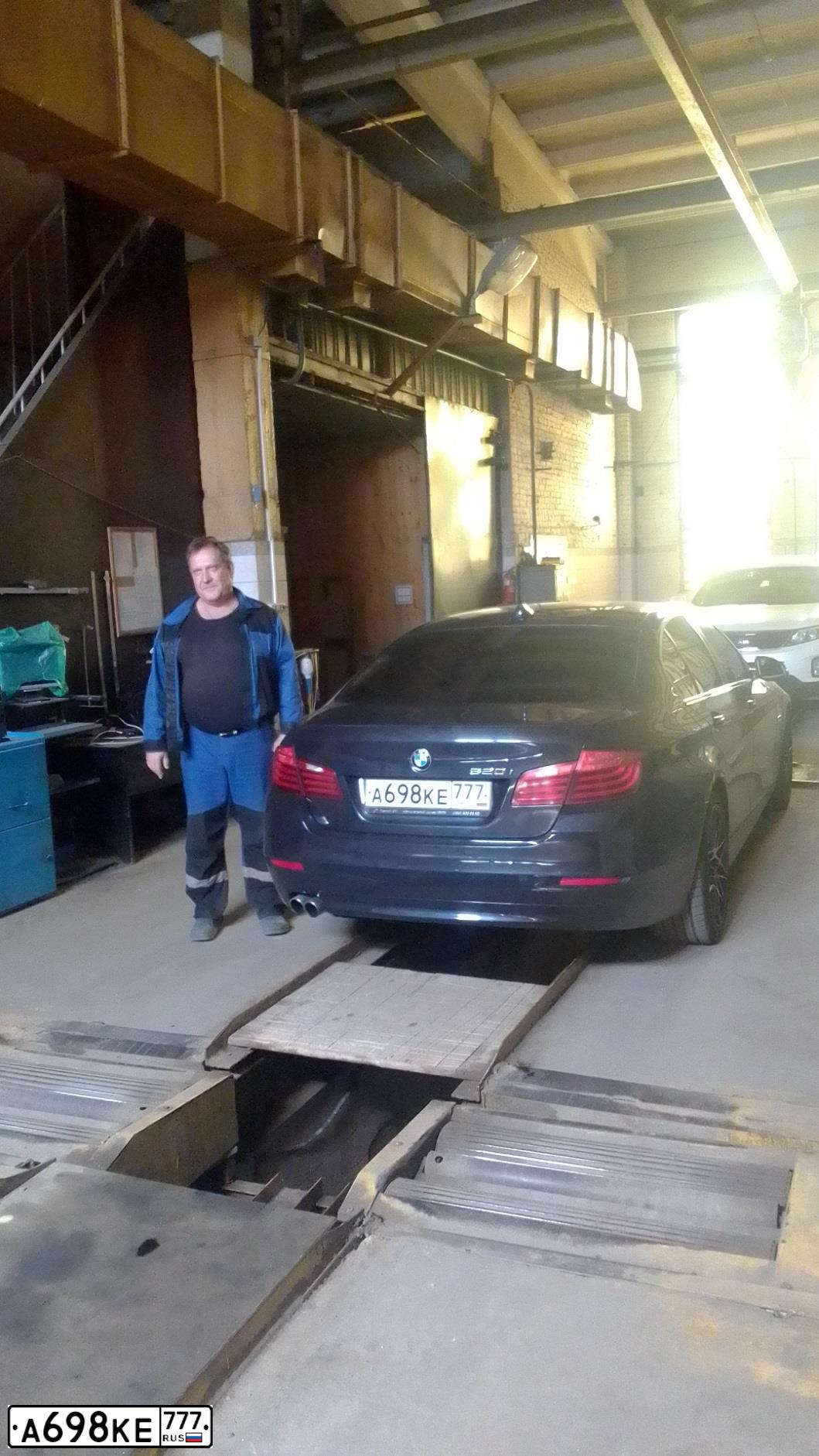 Фото автомобиля BMW SERIE 5, 2014 — госномер А698КЕ777. Цвет: синий