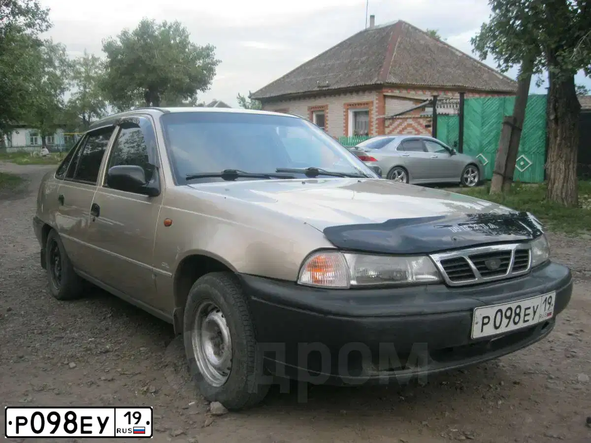 Фото автомобиля DAEWOO NEXIA, 1998 — госномер Р098ЕУ19. Цвет: ПЕРЛАМУТРОВО-БЕЖЕВЫЙ