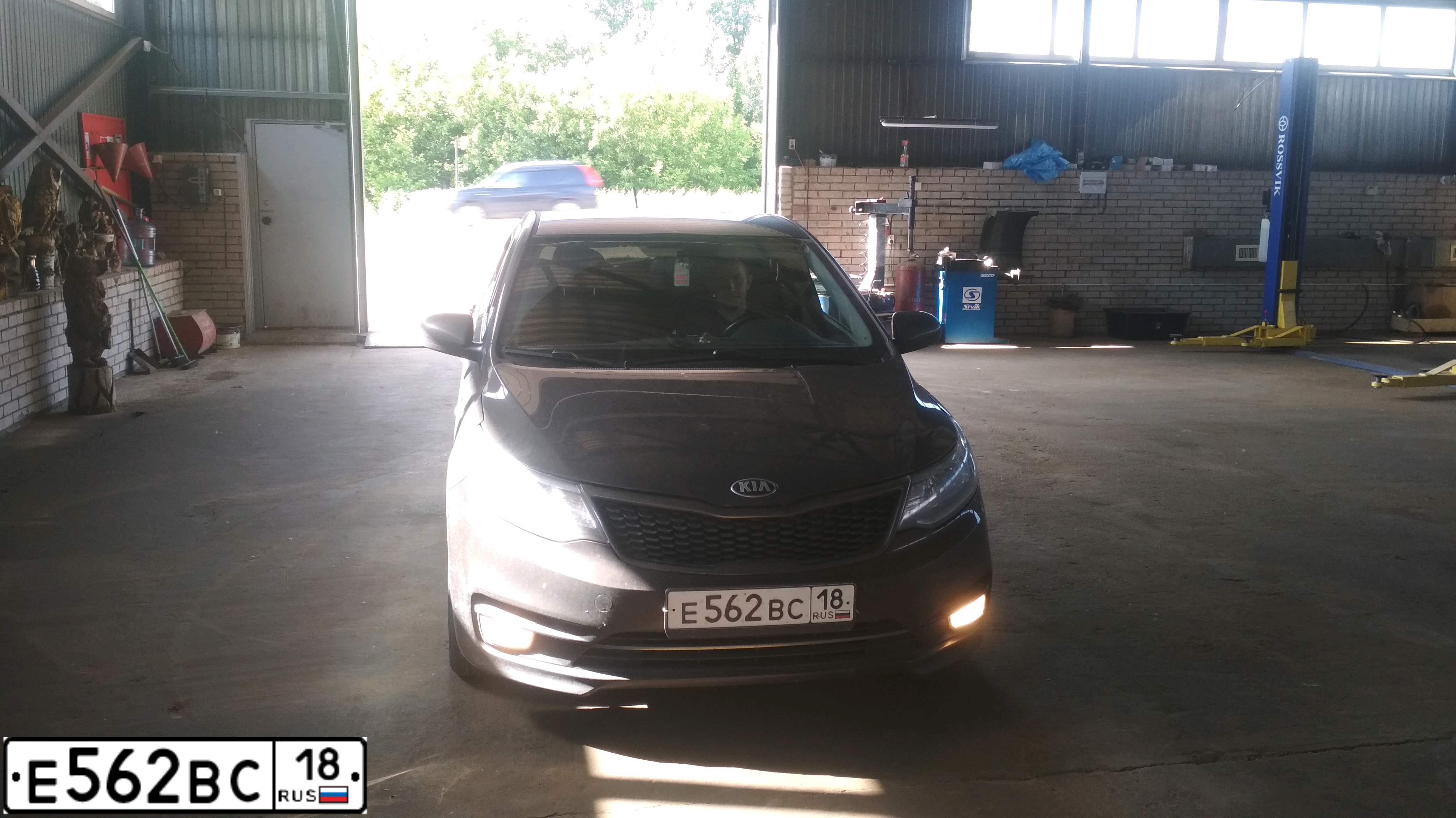 Фото автомобиля KIA RIO, 2017 — госномер К068ТУ18. Цвет: Коричневый