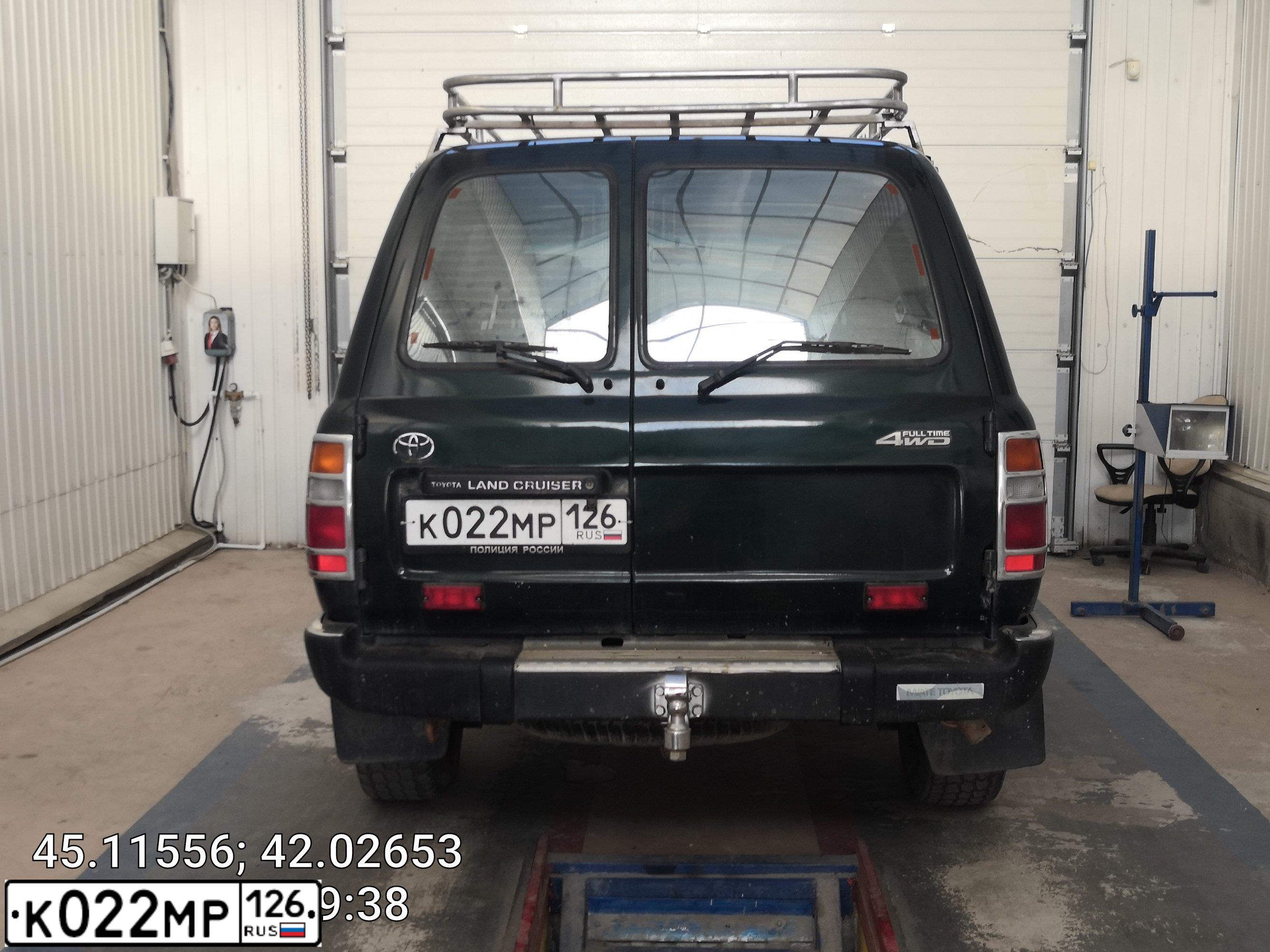 Фото автомобиля TOYOTA LANDCRUISER, 1993 — госномер К022МР126. Цвет: Темно-зеленый