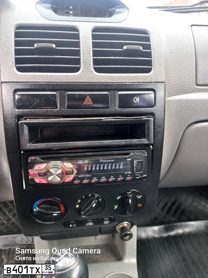 Фото автомобиля KIA RIO, 2003 — госномер В401ТХ35. Цвет: СЕРЕБРИСТЫЙ