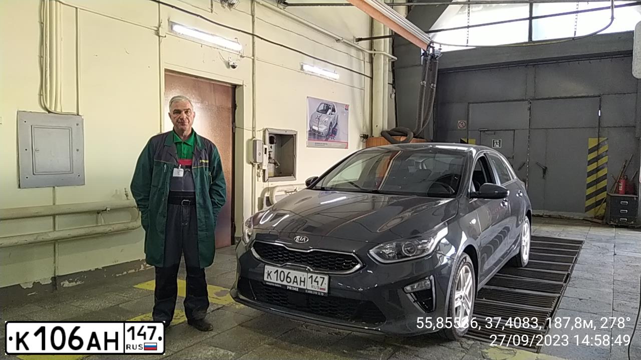 Фото автомобиля KIA CEE'D, 2019 — госномер Е202РЕ198. Цвет: СЕРЫЙ