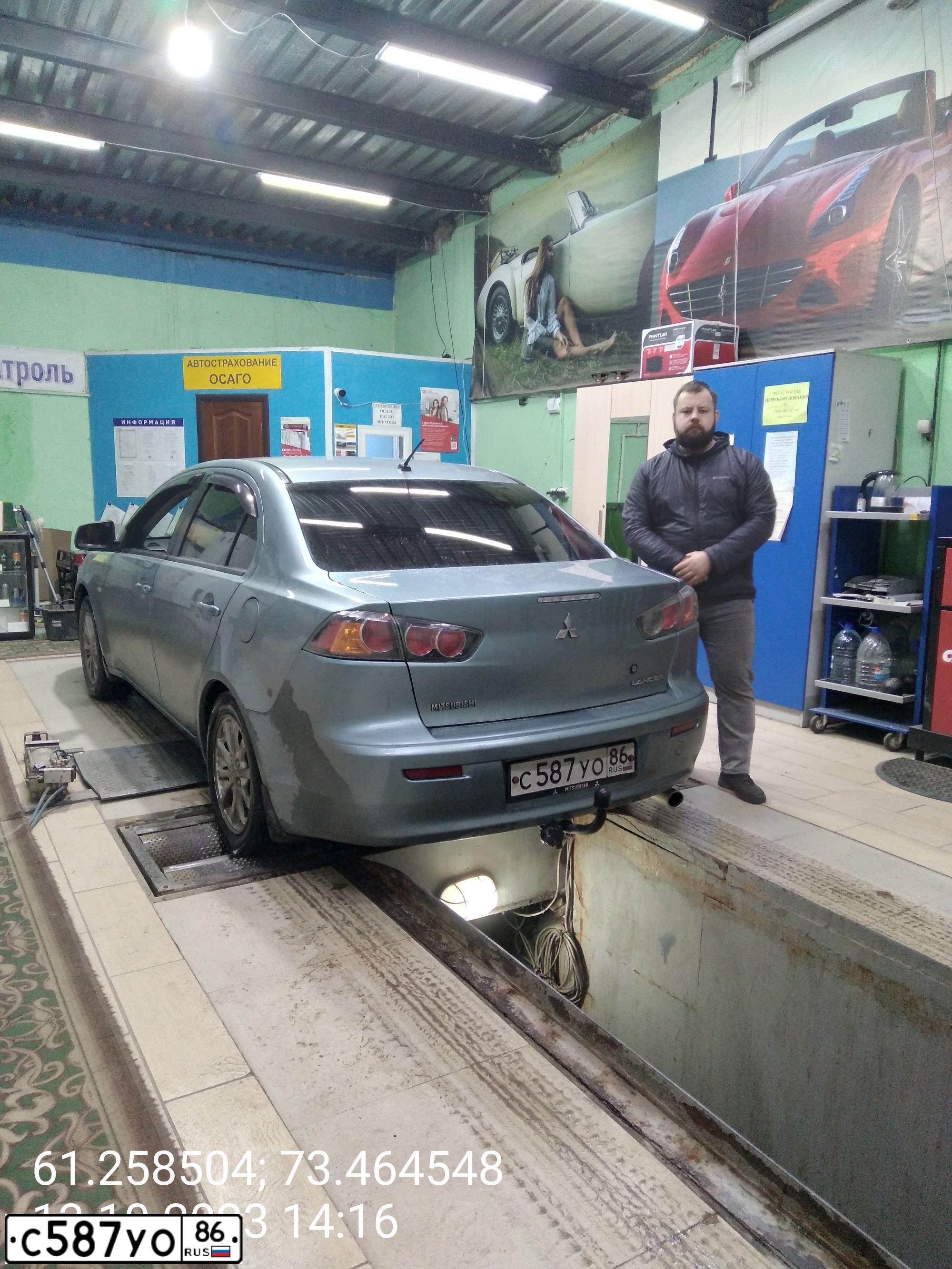 Фото автомобиля MITSUBISHI LANCER, 2010 — госномер С587УО86. Цвет: СВЕТЛО-СЕРО-ЗЕЛЕНЫЙ