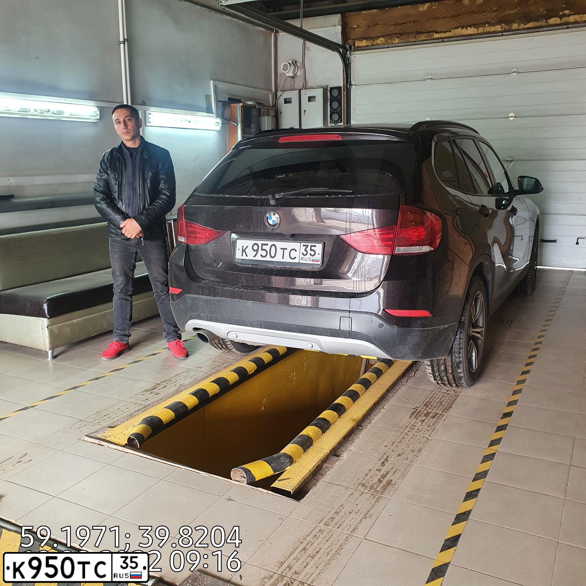Фото автомобиля BMW X1, 2014 — госномер К950ТС35. Цвет: Коричневый