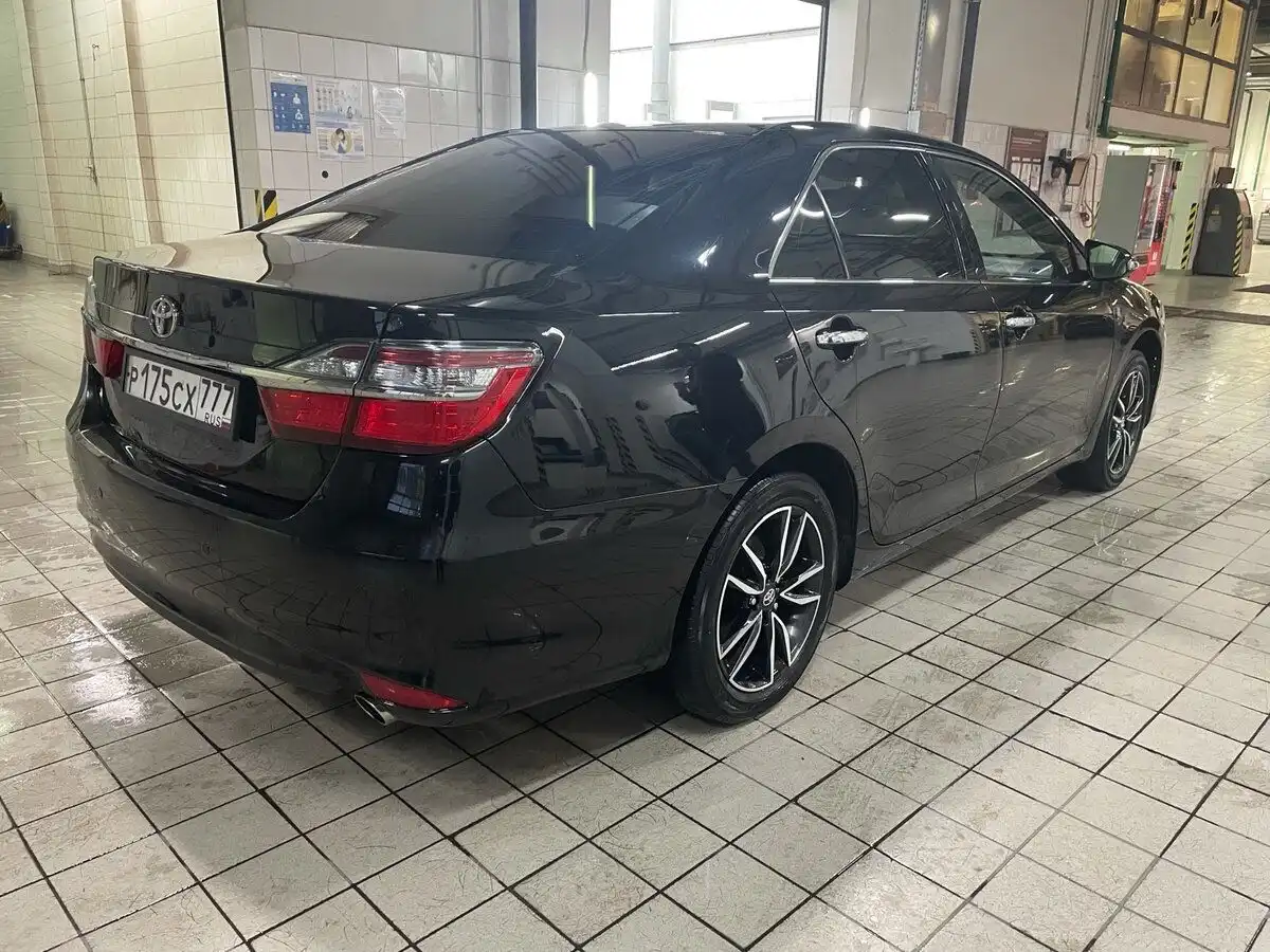 Фото автомобиля TOYOTA CAMRY, 2016 — госномер У707АУ05. Цвет: ЧЕРНЫЙ МЕТАЛЛИК