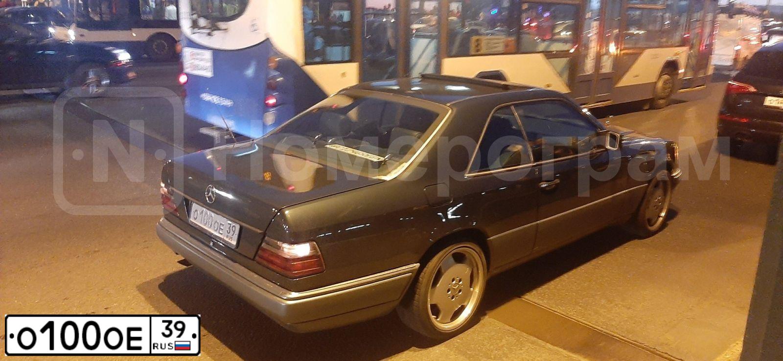 Фото автомобиля MERCEDES E-KLASSE, 1994 — госномер О100ОЕ39. Цвет: ЗЕЛЕНЫЙ