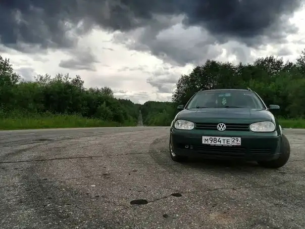 Фото автомобиля VOLKSWAGEN GOLF, 2000 — госномер У528ХС799. Цвет: ЗЕЛЕНЫЙ