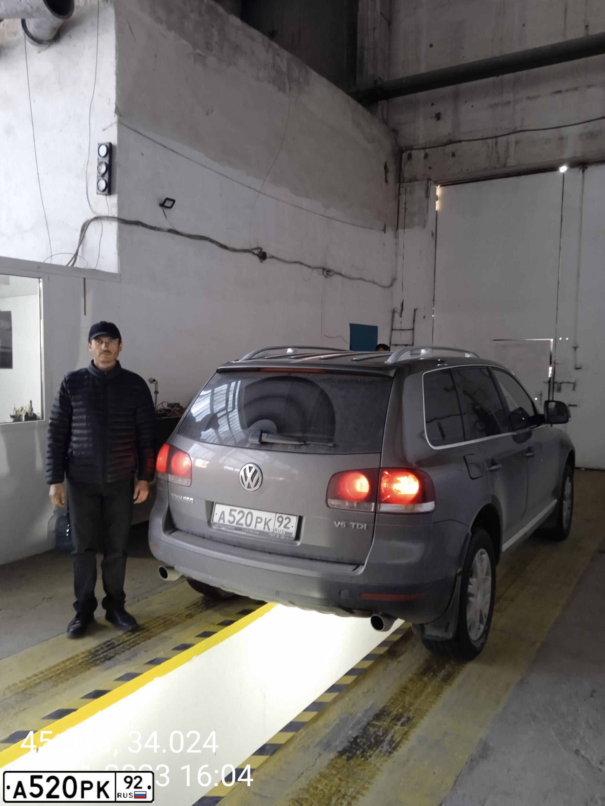Фото автомобиля VOLKSWAGEN TOUAREG, 2008 — госномер Н337ММ82. Цвет: СЕРЫЙ