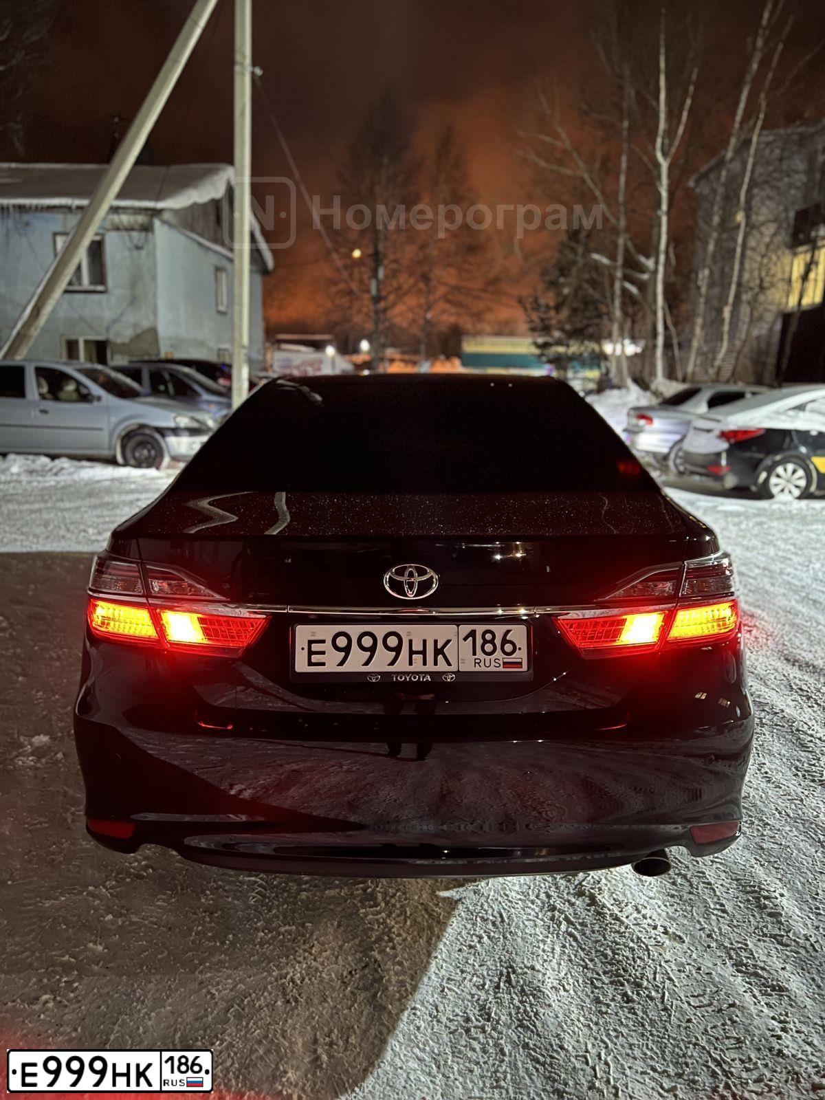 Фото автомобиля TOYOTA CAMRY, 2016 — госномер Е999НК186. Цвет: ЧЕРНЫЙ МЕТАЛЛИК