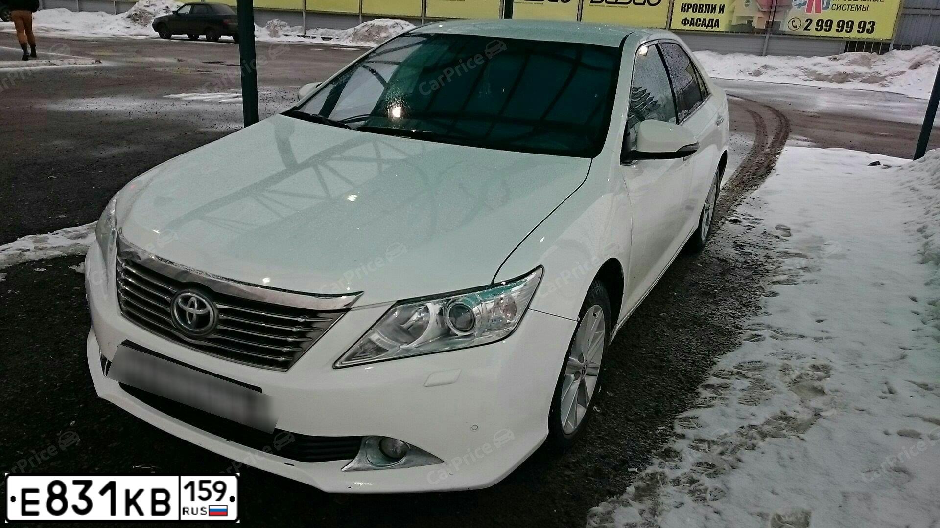Фото автомобиля TOYOTA CAMRY, 2013 — госномер О579КЕ159. Цвет: Белый