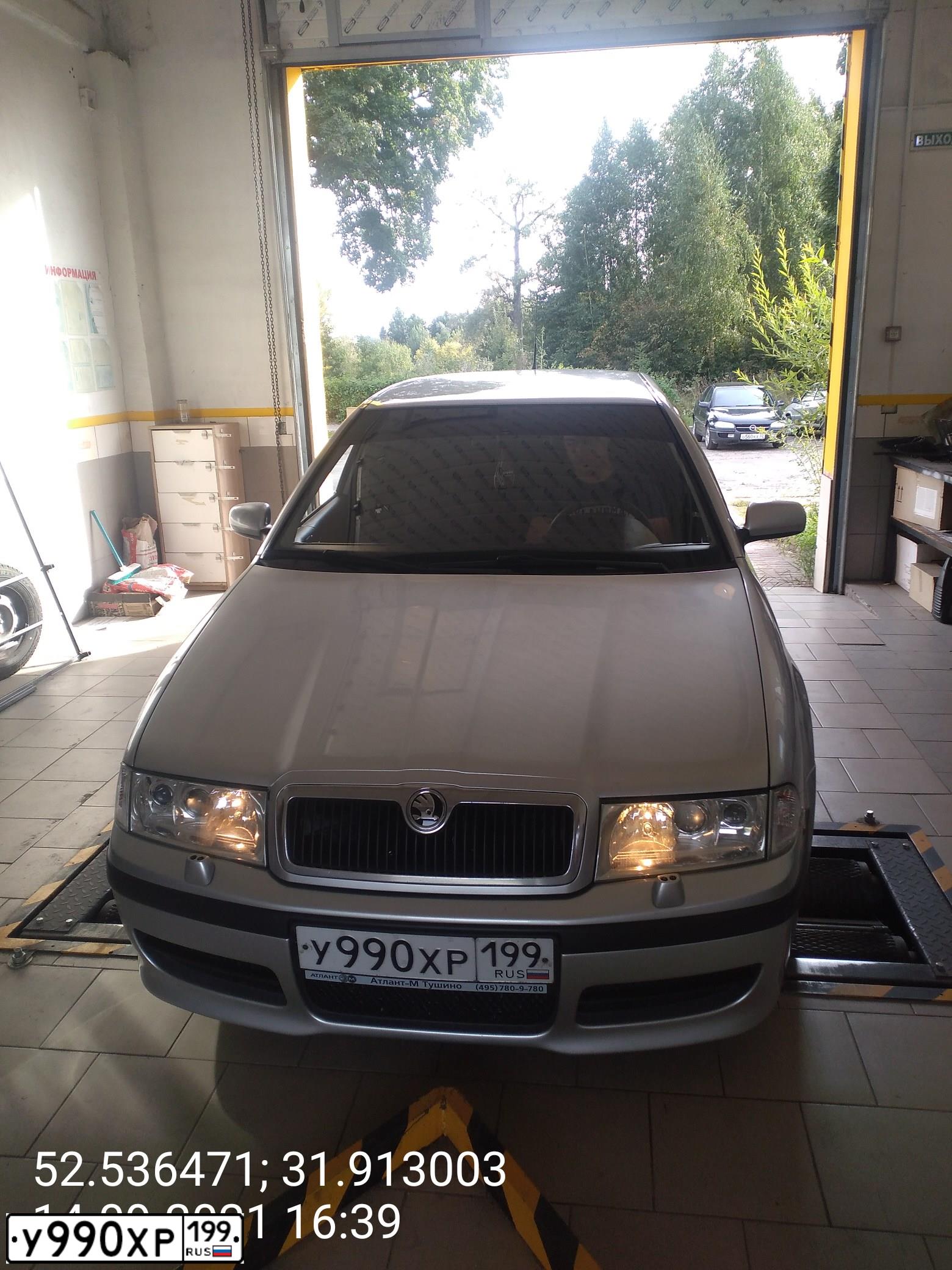 Фото автомобиля SKODA OCTAVIA, 2006 — госномер У990ХР199. Цвет: СЕРЕБРИСТЫЙ