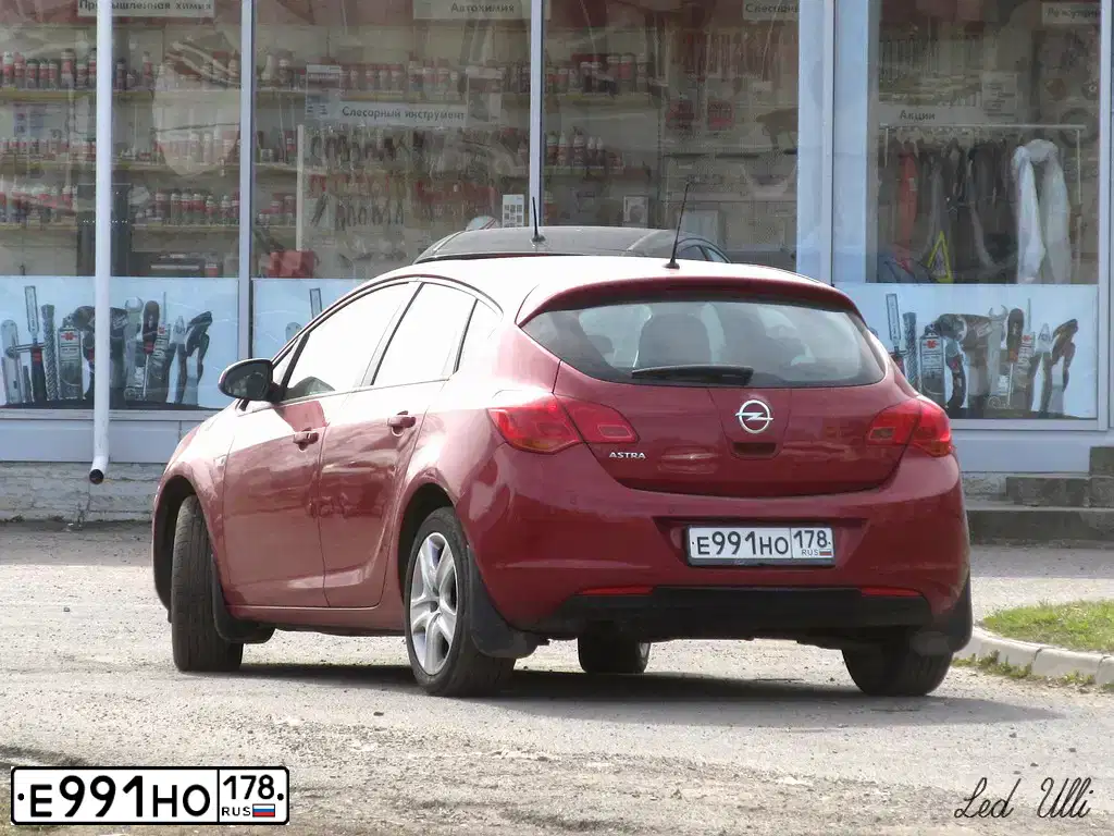 Фото автомобиля OPEL ASTRA, 2011 — госномер Е991НО178. Цвет: Красный