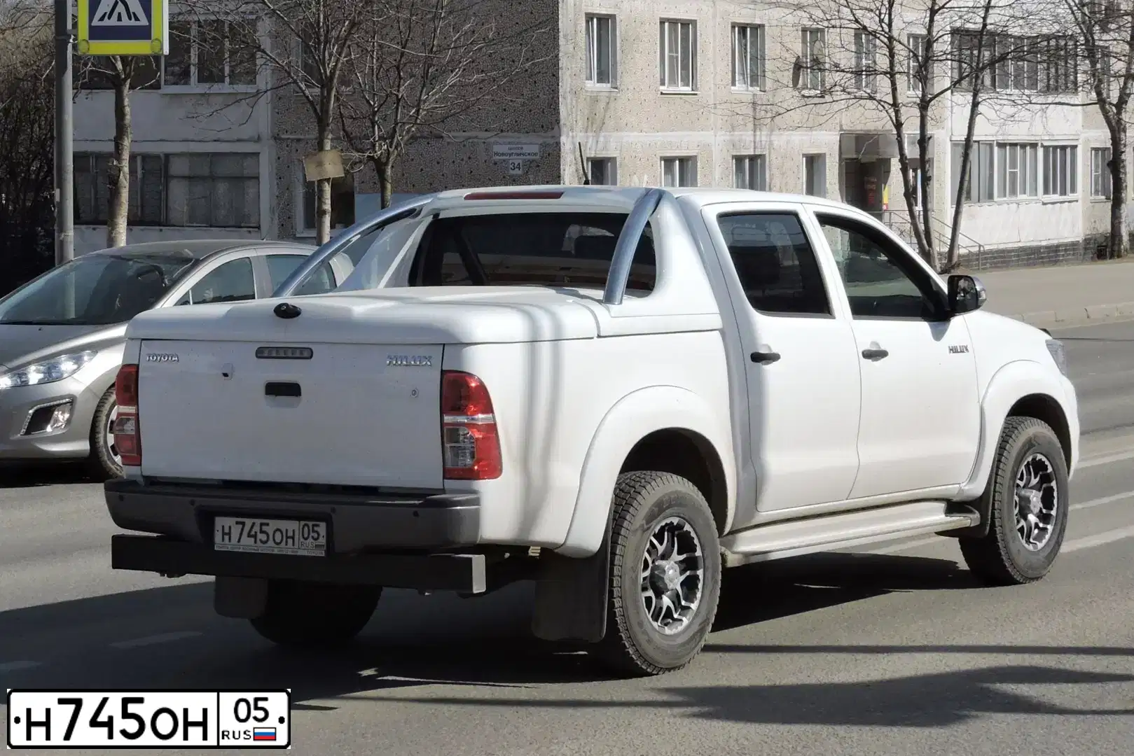 Фото автомобиля TOYOTA HILUX, 2014 — госномер Н745ОН05. Цвет: Белый