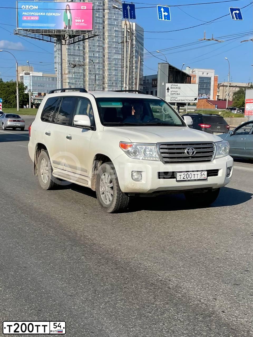 Фото автомобиля TOYOTA LANDCRUISER 200, 2012 — госномер Н351СР70. Цвет: Белый