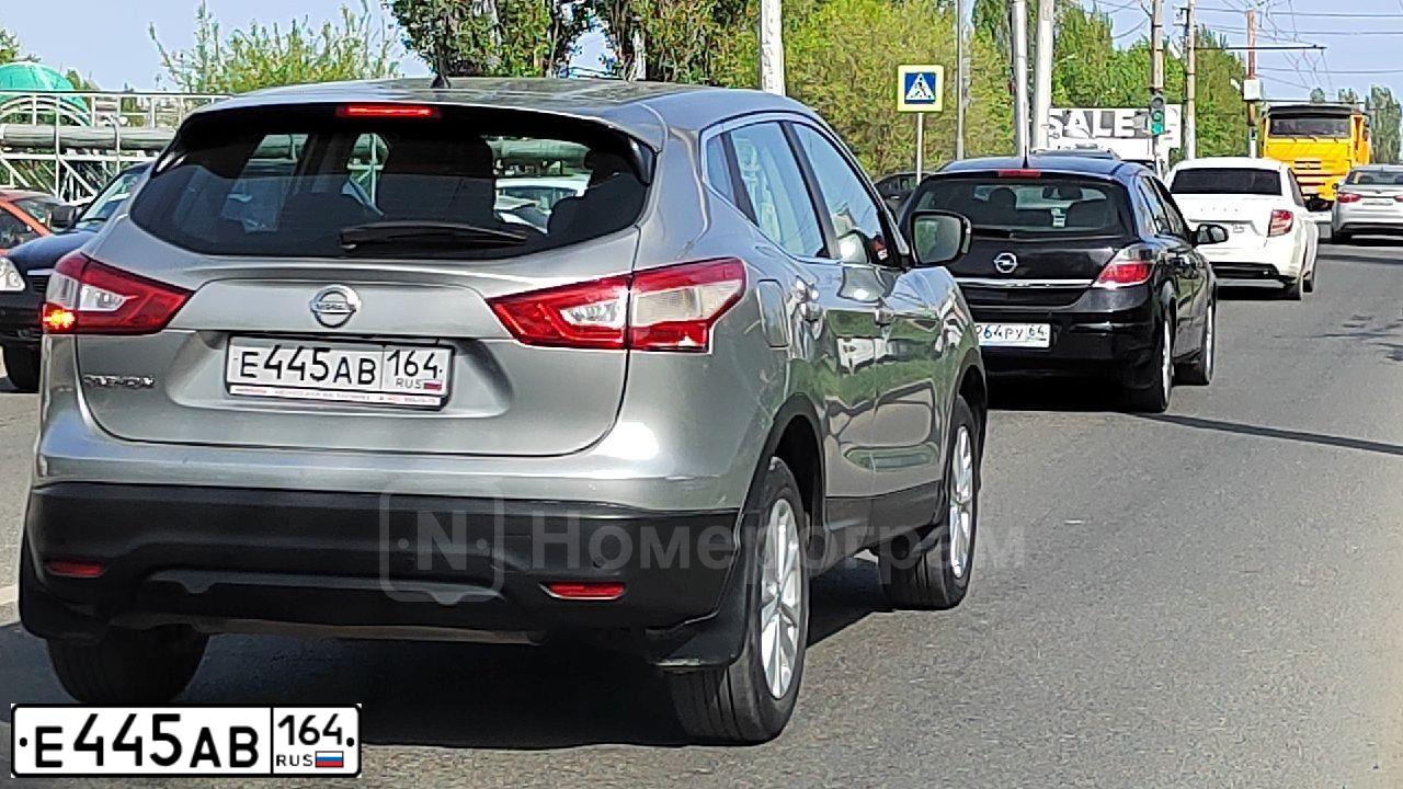 Фото автомобиля NISSAN QASHQAI, 2014 — госномер Е445АВ164. Цвет: СЕРЕБРИСТЫЙ